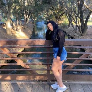 Meet your Posher, Adilene